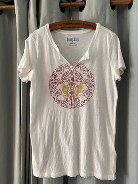 Lucky Brand White Short-Sleeve V-Neck Tee w/Gold & Red Medallion, Women’s Size L